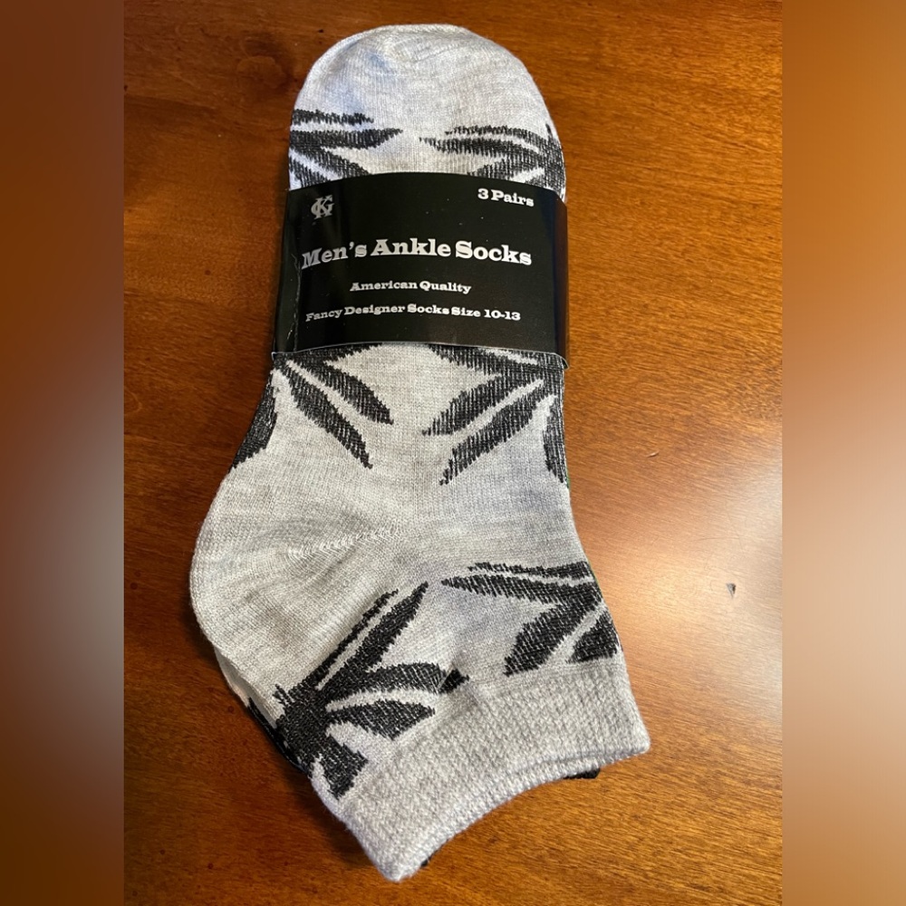 Socks Mens 4 20  Leaf Print Socks. NWT. 3 pairs.